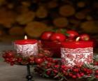 Рождественские зажглись свечи и украшена красными ягодами